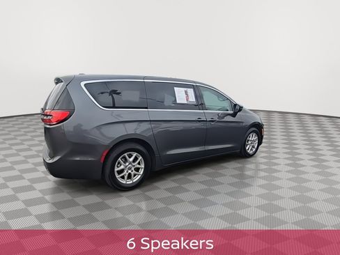 Used 2023 Chrysler Pacifica Touring-L image 9