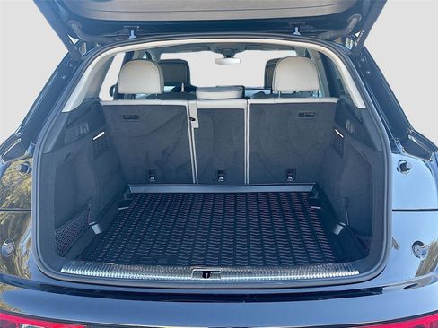 Used 2022 Audi Q5 2.0T Prestige w/ Prestige Package image 30