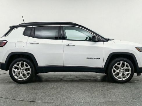 Used 2025 Jeep Compass Latitude image 11