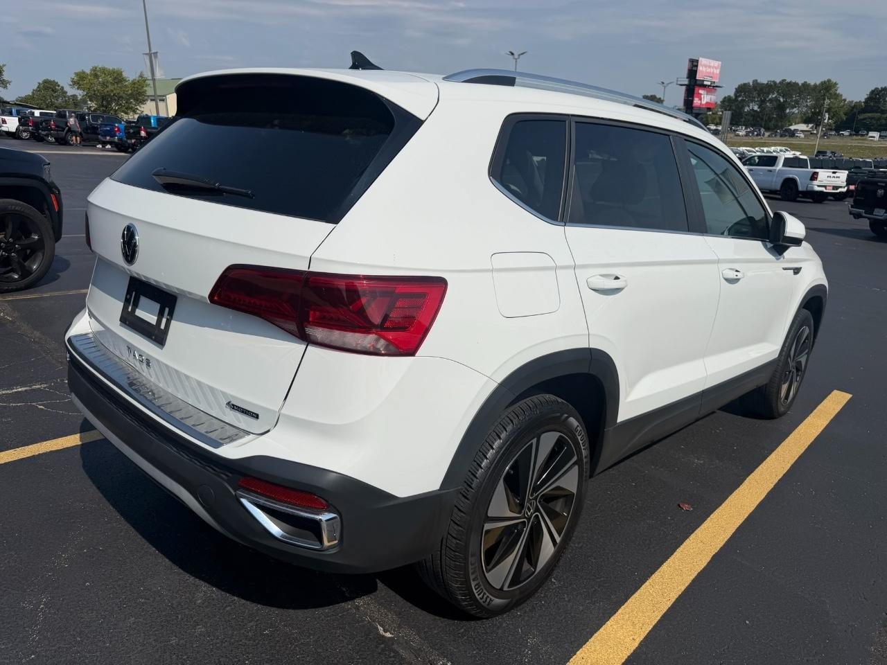 Used 2023 Volkswagen Taos SE w/ Panoramic Sunroof Package AWD/4WD image 4
