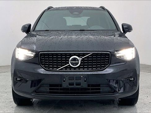 Certified 2025 Volvo XC40 B5 Plus image 6