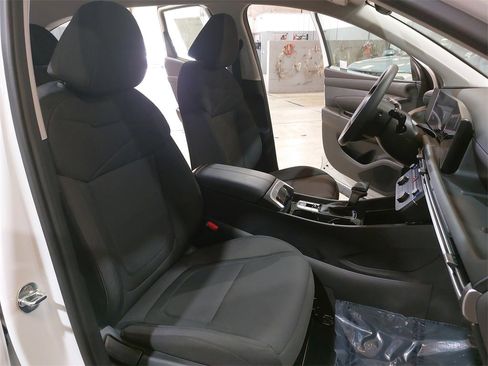 Certified 2025 Hyundai Tucson SE image 10