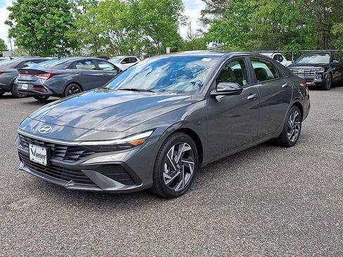 Used 2025 Hyundai Elantra Sport FWD image 4