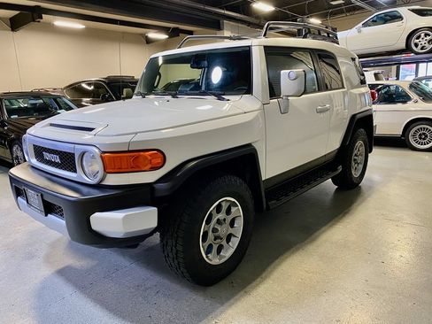 Used 2011 Toyota FJ Cruiser 4WD w/ Convenience Pkg image 3
