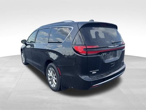 Used 2021 Chrysler Pacifica Touring-L w/ Uconnect Theater Family Group AWD/4WD image 9