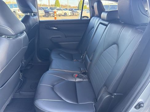 Used 2023 Toyota Highlander XLE image 14