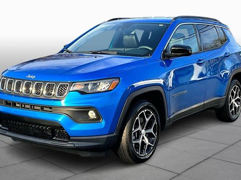 Used 2024 Jeep Compass Latitude image 2