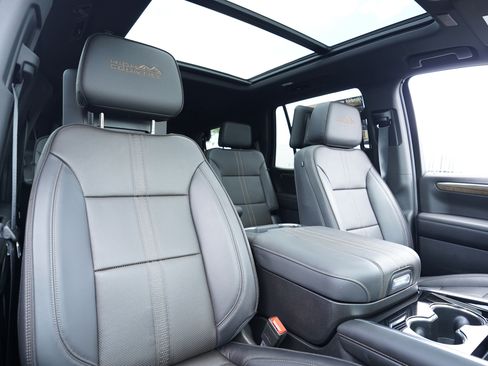 Used 2025 Chevrolet Tahoe High Country AWD/4WD image 14