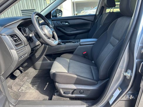 Used 2024 Nissan Rogue SV image 9