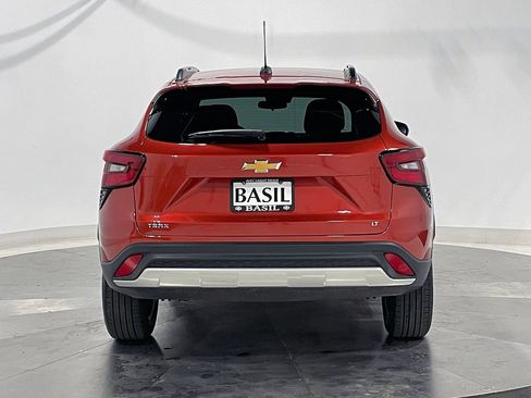 Used 2024 Chevrolet Trax LT FWD image 12