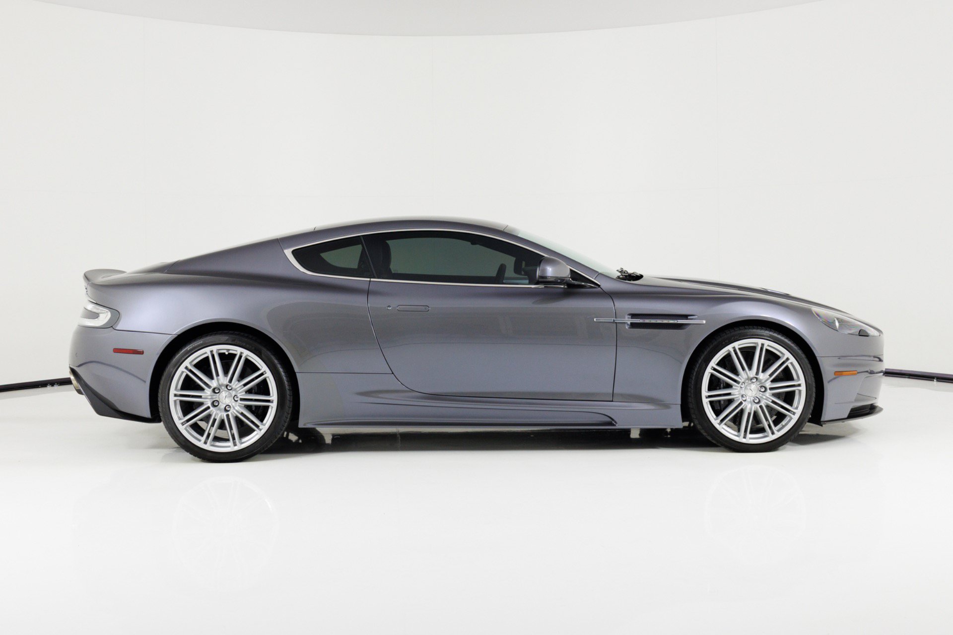 Used 2010 Aston Martin DBS Coupe RWD image 2