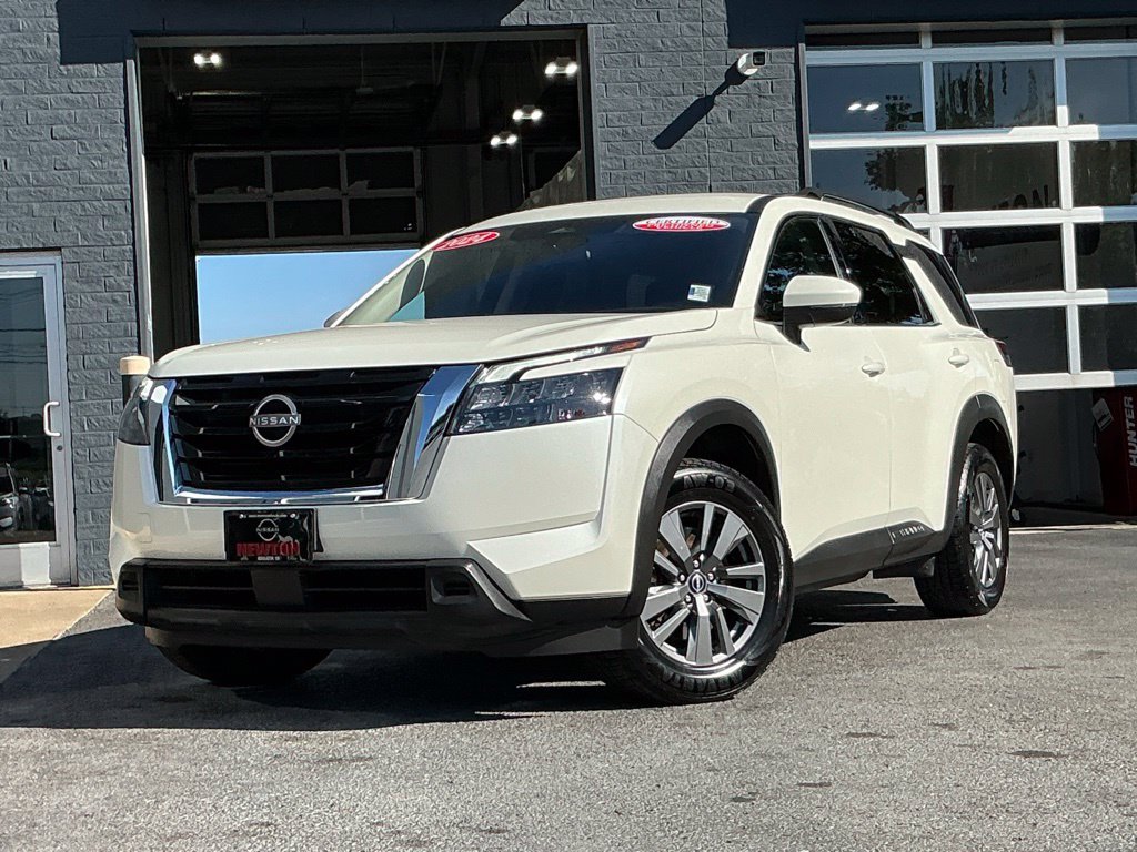 Used 2024 Nissan Pathfinder SV FWD image 2