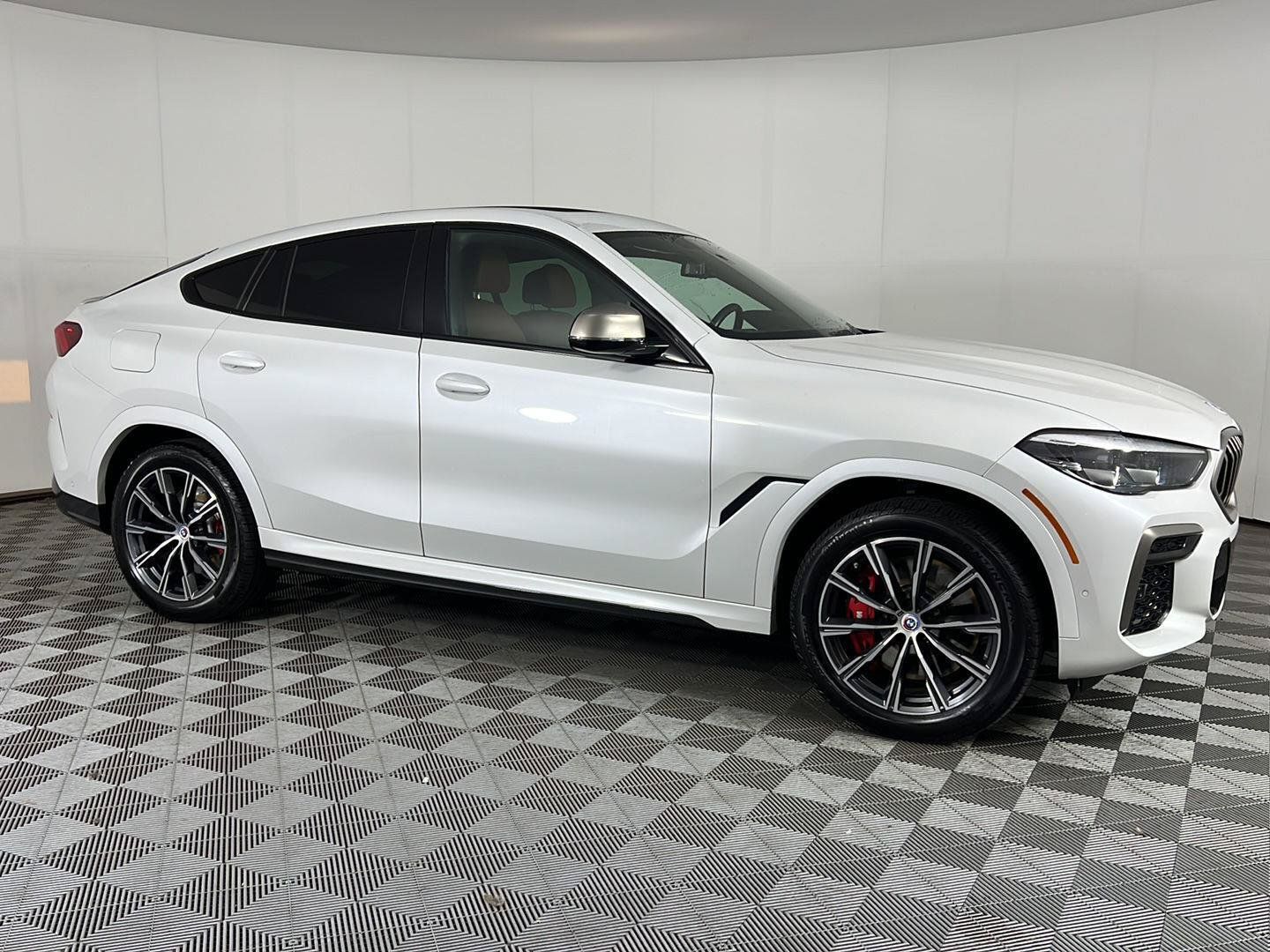 Used 2023 BMW X6 M50i w/ Climate Comfort Package AWD/4WD image 3