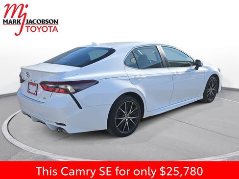 Used 2023 Toyota Camry SE image 9