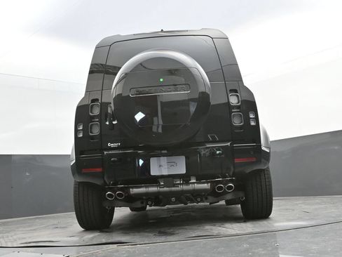 Used 2025 Land Rover Defender 110 V8 AWD/4WD image 37