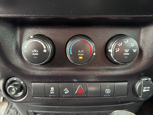 Used 2018 Jeep Wrangler Unlimited Rubicon w/ Connectivity Group image 33