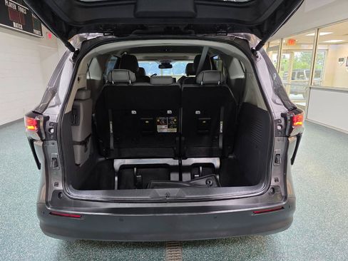Used 2024 Toyota Sienna XLE FWD image 21