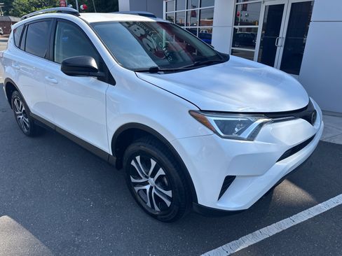 Used 2018 Toyota RAV4 LE FWD image 2