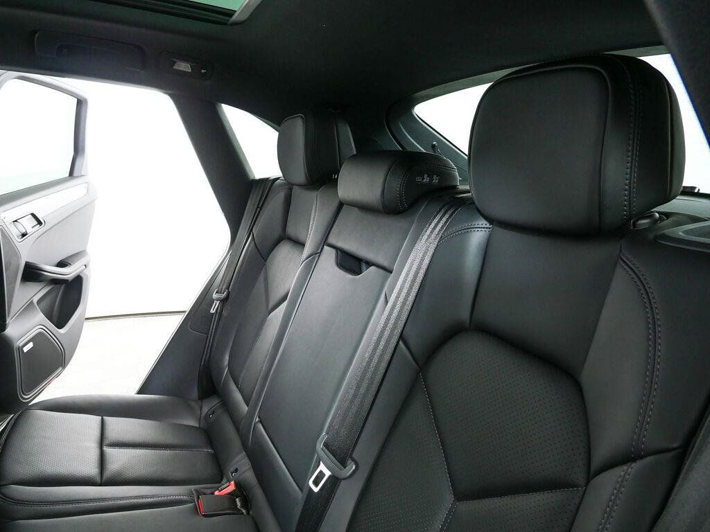 Certified 2026 Porsche Macan AWD/4WD image 22