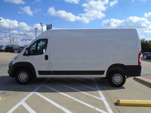 Used 2025 RAM ProMaster 2500 w/ Convenience Group image 4