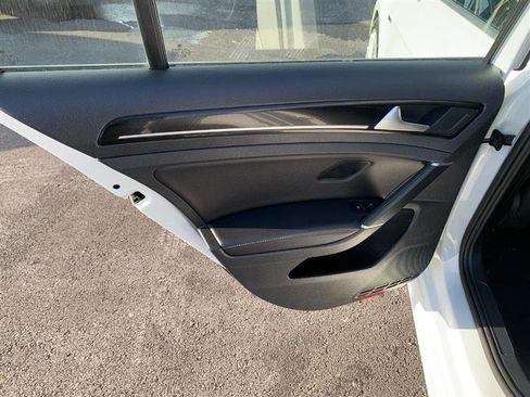 Used 2017 Volkswagen Golf 4-Door image 38