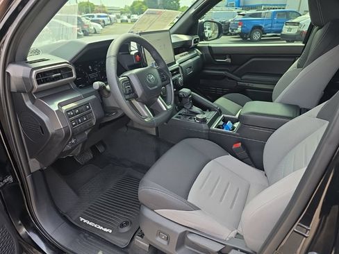 Certified 2025 Toyota Tacoma TRD Off-Road AWD/4WD image 9