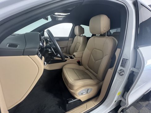 Certified 2023 Porsche Macan AWD/4WD image 5