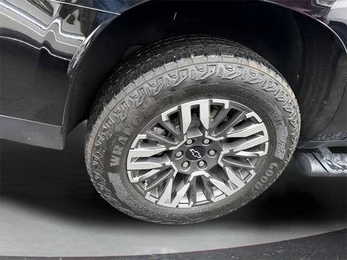 Used 2025 Chevrolet Suburban Z71 image 14