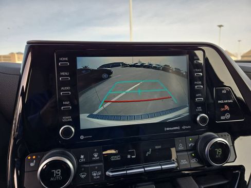 Used 2021 Toyota Highlander XLE image 29