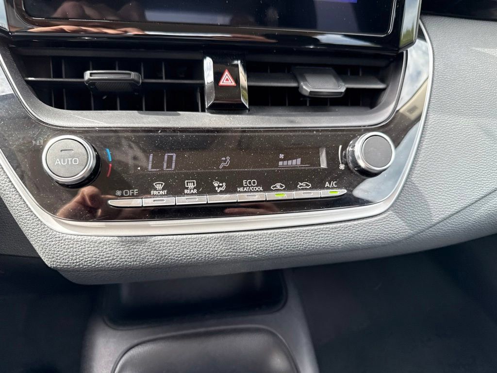 Used 2025 Toyota Corolla LE FWD image 22