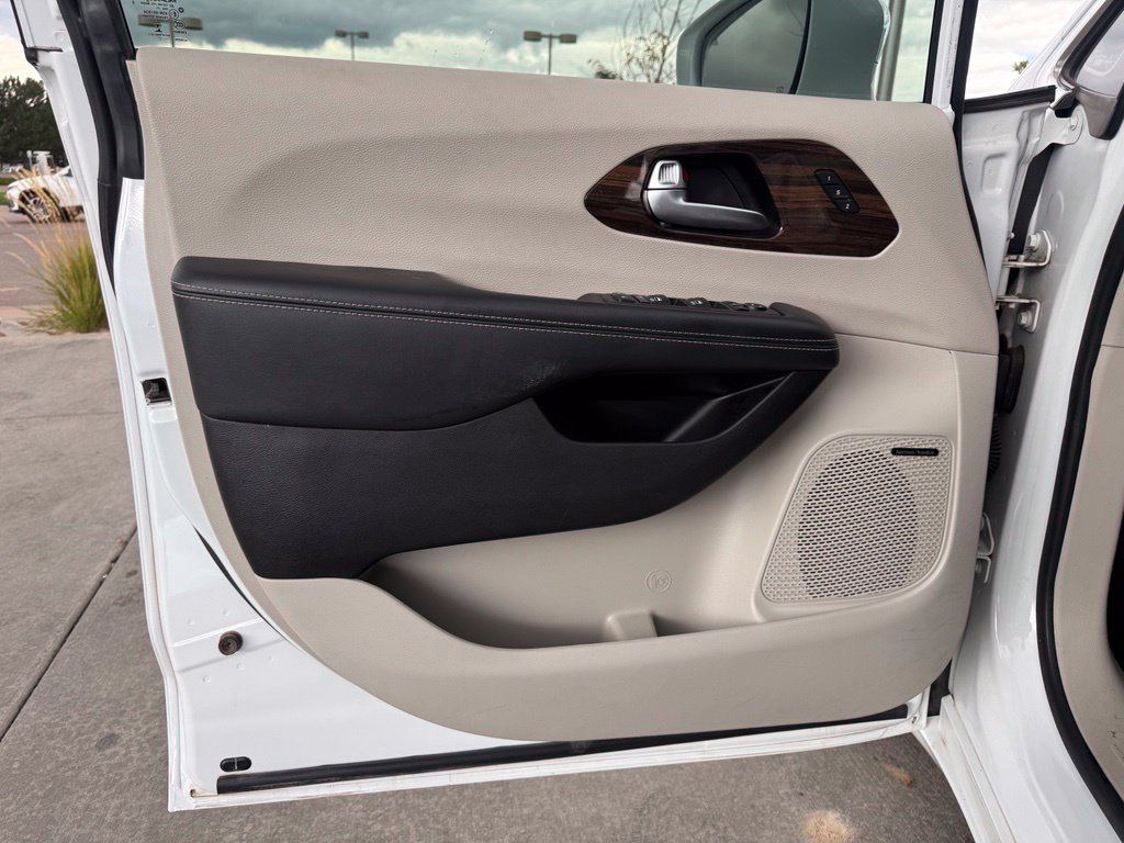 Used 2022 Chrysler Pacifica Limited FWD image 9