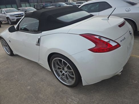 Used 2016 Nissan 370Z Touring image 5