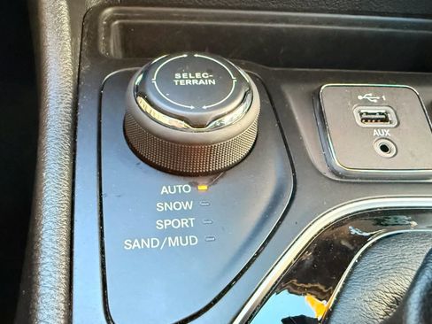 Used 2023 Jeep Cherokee Altitude Lux AWD/4WD image 25