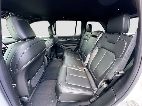 New 2025 Jeep Grand Cherokee Limited w/ Black Appearance Package image 17