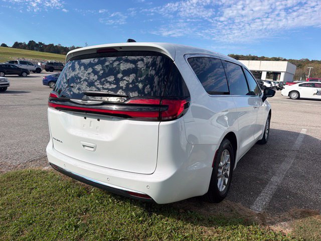 Used 2024 Chrysler Pacifica Touring-L FWD image 5