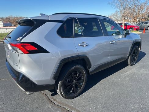 Used 2022 Toyota RAV4 SE image 5