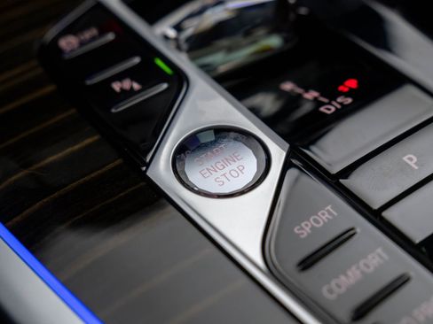 Used 2025 BMW X7 M60i image 30