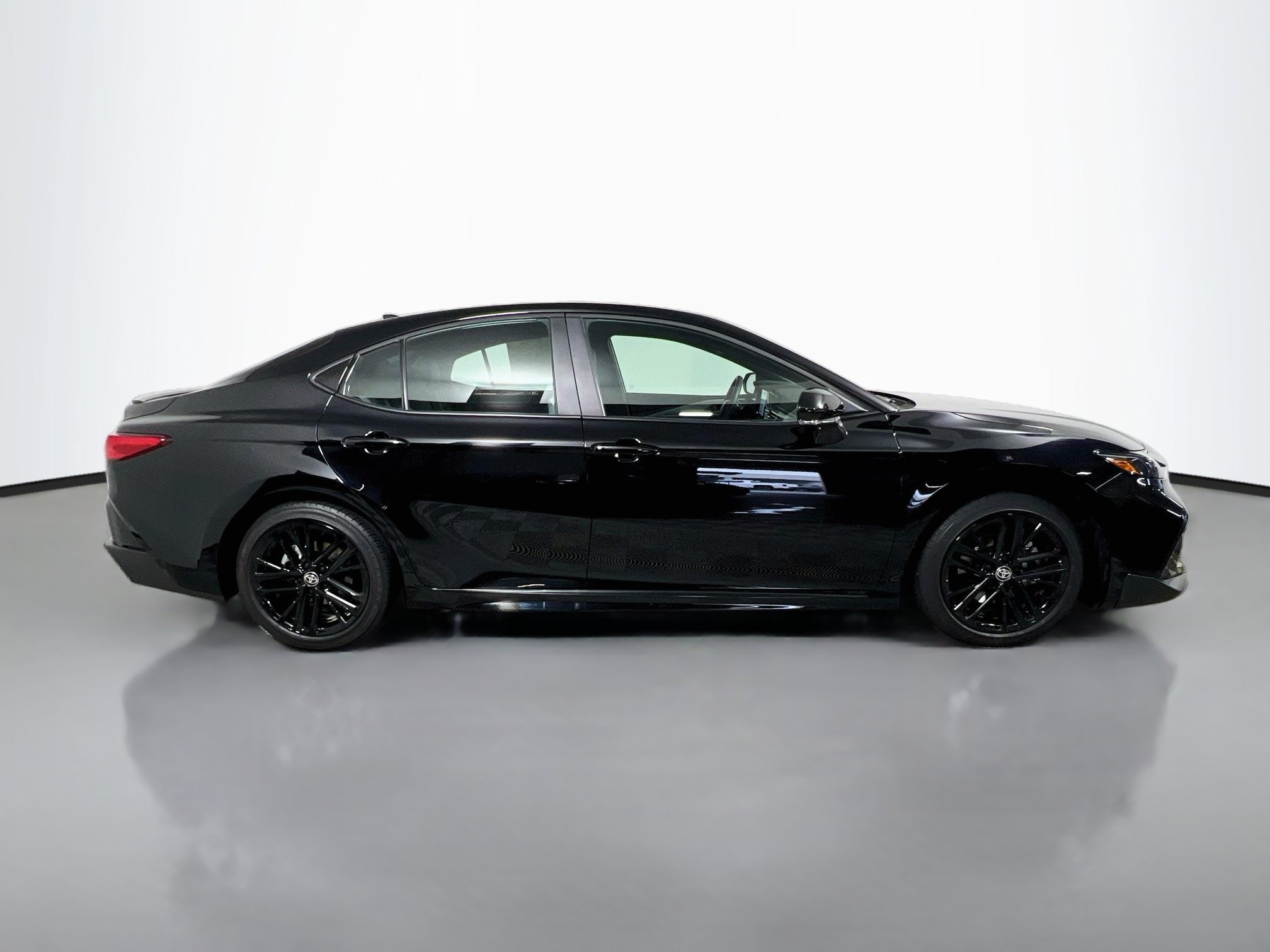 Used 2026 Toyota Camry SE FWD image 3