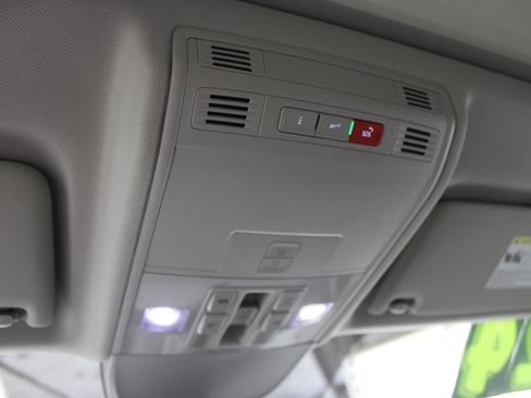 Used 2024 Volkswagen Taos SEL image 19