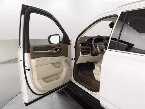 Used 2021 GMC Yukon Denali w/ Denali Premium Package image 10