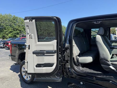 Used 2017 Ford F250 XL w/ Power Equipment Group AWD/4WD image 18