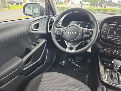 Used 2025 Kia Soul LX w/ LX Technology Package FWD image 8