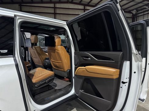 Used 2021 Cadillac Escalade ESV Premium Luxury image 21