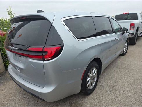 Used 2024 Chrysler Pacifica Touring-L FWD image 9