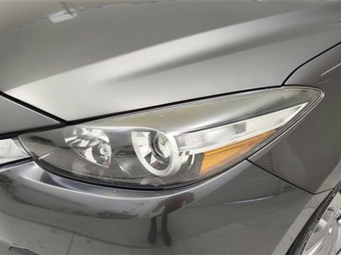 Used 2018 MAZDA MAZDA3 Touring image 10