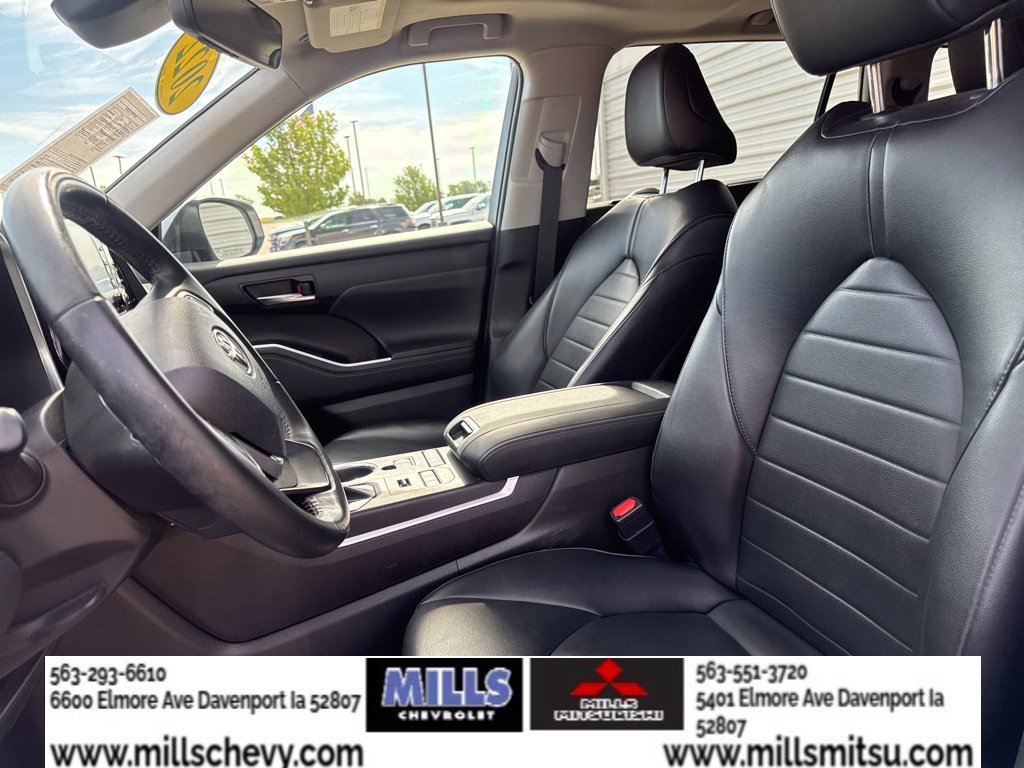 Used 2022 Toyota Highlander XLE AWD/4WD image 12