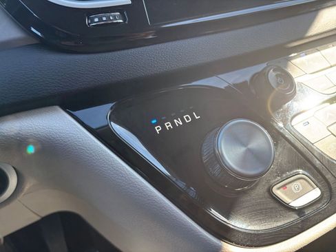 Used 2024 Chrysler Pacifica Touring-L image 42