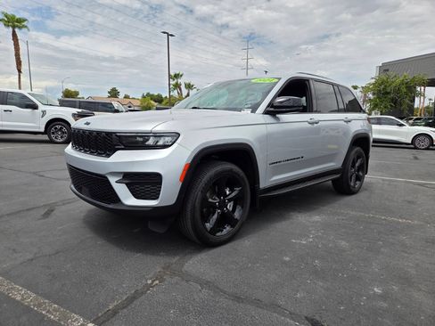 Used 2024 Jeep Grand Cherokee Altitude AWD/4WD image 2