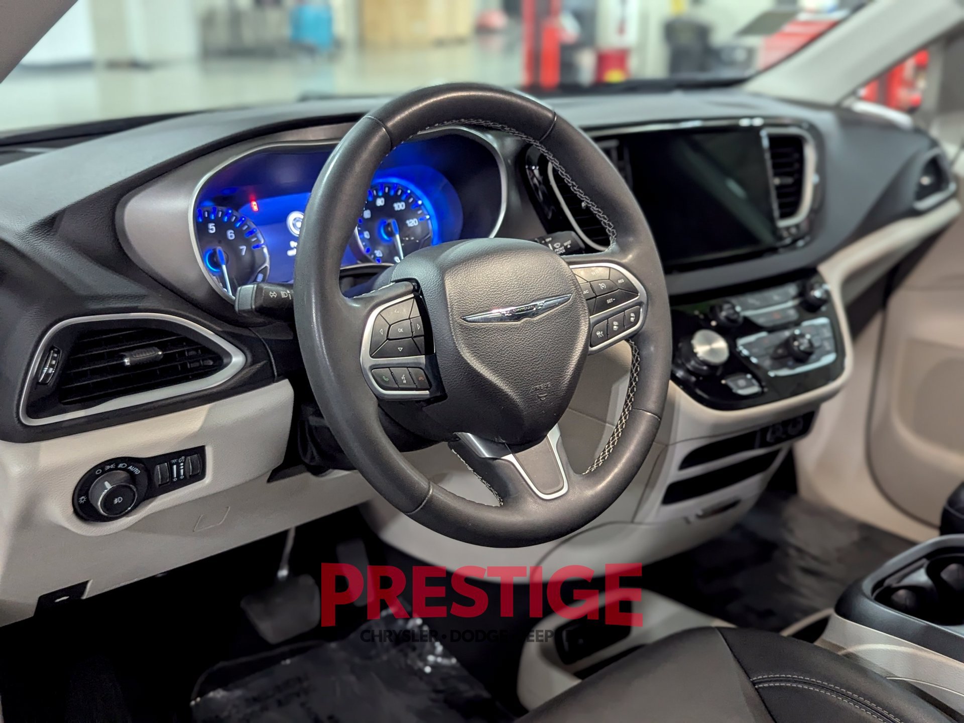 Used 2024 Chrysler Pacifica Touring-L FWD image 13