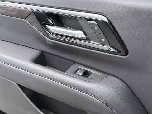 Used 2025 Chevrolet Suburban LT w/ Comfort Package image 20